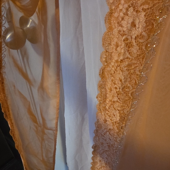 Vietnamese áo dài - Picture 4 of 5